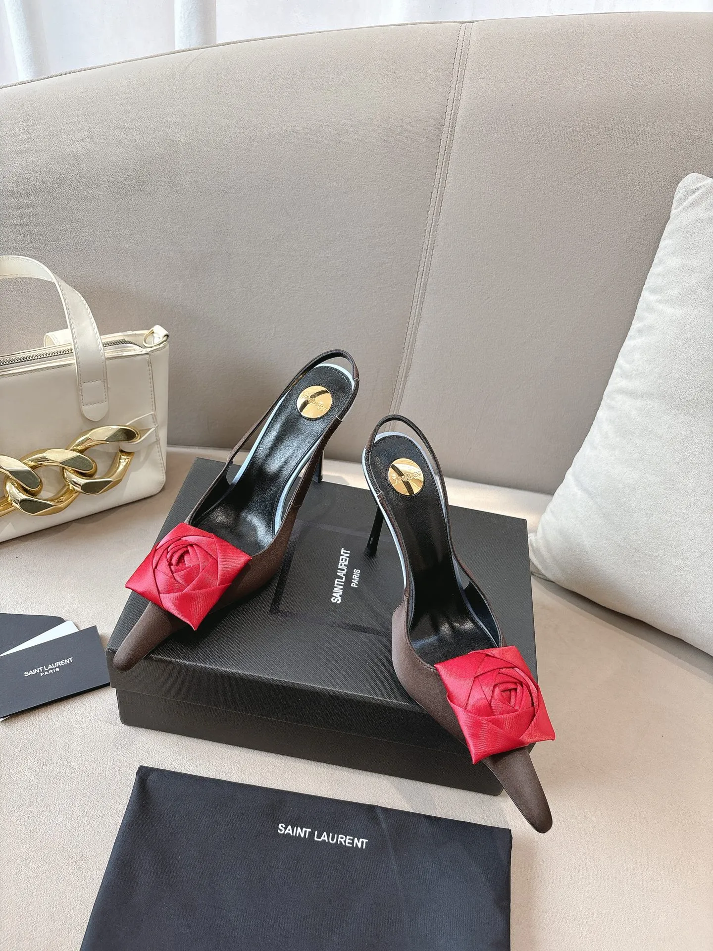 👟👟Ex-factory price 680👟👟 Saint Laurent ysl 25ss/autumn and winter ready-to-wear flower series catwalk style high heels. The toe and contrasting color design make the final effect quite impressive. The different colors are also very beautiful. Straight heels, curved heels, with flowers, and without flowers can be selected. Only YSL understands women’s hearts best and does not accept refutation. It is a super invincible feminine artifact, a must-have for women (z-brand full-body customization, own molded hardware accessories, perfect consistency) ✔ Upper: imported cow patent leather ✔ Inner lining: imported 🐑 goat leather ✔ Sole: imported genuine leather outsole ✔ Heel height: 10.5cm ✔ Size: 36-39 (40, 41, 42 can be customized and non-returnable) Flower style (full set of packaging)